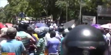 Walawe Farmers siege agriculture minister’s house demanding water  I Sri Lanka Latest News