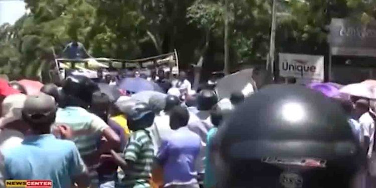 Walawe Farmers siege agriculture minister’s house demanding water I Sri Lanka Latest News
