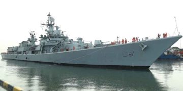 Indian war ship a missile destroyer in Colombo, before the Chinese ship arrives! The length of the ship is 163 meters! A fleet of 450! PHOTOS I Sri Lanka Latest News