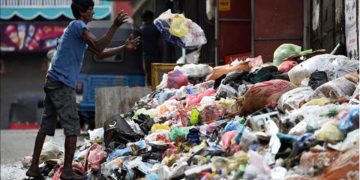 During the few days of the ‘perahera’, 250 tons of garbage piled up in Kandy! I Sri Lanka Latest News