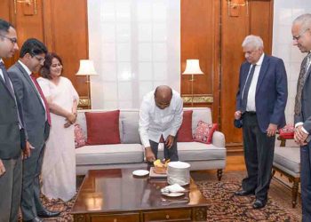 Ranil wishes ‘Happy Birthday’ to Mahinda by cutting a cake! Sri Lanka Latest News! Sri Lanka Latest News