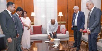 Ranil wishes ‘Happy Birthday’ to Mahinda by cutting a cake! Sri Lanka Latest News! Sri Lanka Latest News