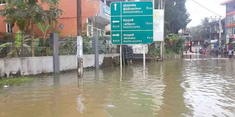 The water levels in the Nilwala-Ging rivers are rising rapidly due to the rain that fell last night! Many villages are under water! Sri Lanka Latest News