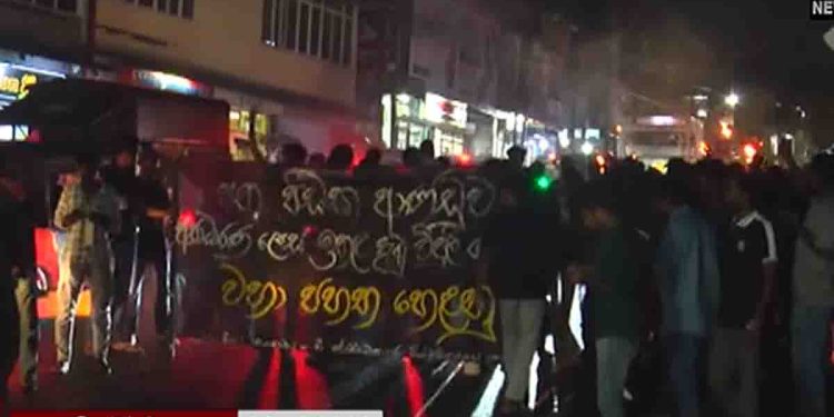 Police used tear gas and water cannons to disperse Japura University students’ protest with torches last night against the electricity bill increase! VIDEO I Sri Lanka Latest News