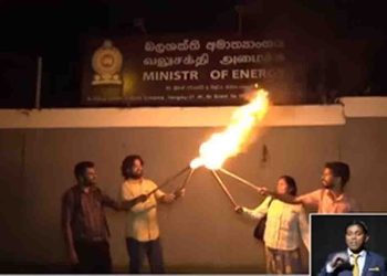 The ‘Citizens of the Struggle’ against the electricity bill demonstrated by lighting torches in front of the Ministry of Power and Energy last night! VIDEO I Sri Lanka Latest News