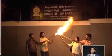 The ‘Citizens of the Struggle’ against the electricity bill demonstrated by lighting torches in front of the Ministry of Power and Energy last night! VIDEO I Sri Lanka Latest News