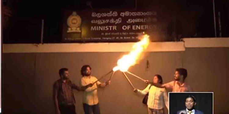 The ‘Citizens of the Struggle’ against the electricity bill demonstrated by lighting torches in front of the Ministry of Power and Energy last night! VIDEO I Sri Lanka Latest News