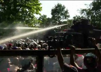 Police tear-gassed to disperse teacher-principal protest at Prelawatta! Sri Lanka Latest News