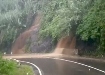 Heavy rain in Hakgala!  Mountains washed away! VIDEO I Sri Lanka Latest News