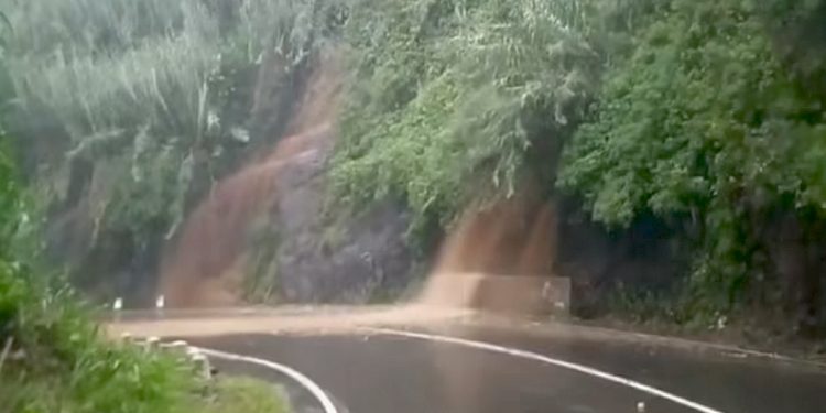 Heavy rain in Hakgala!  Mountains washed away! VIDEO I Sri Lanka Latest News