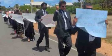 Mullaitivu lawyers stop work and come to the street to demand justice for the Mullaitivu judge! VIDEO I Sri Lanka Latest News