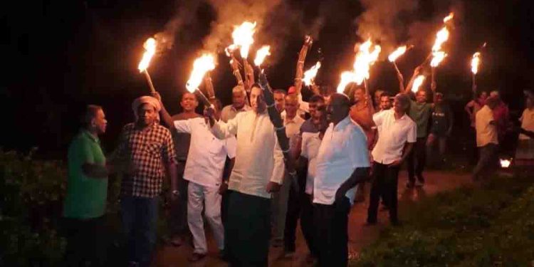 SJB held a torchlight march around the country late at night against the 3rd increase in the electricity bill! VIDEOS & PHOTOS I Sri Lanka Latest News