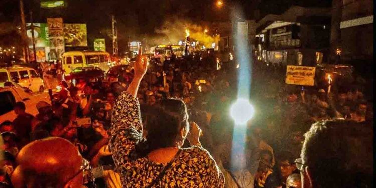 ‘Torch protests’ against the light bill last night all over the country! VIDEO I Sri Lanka Latest News