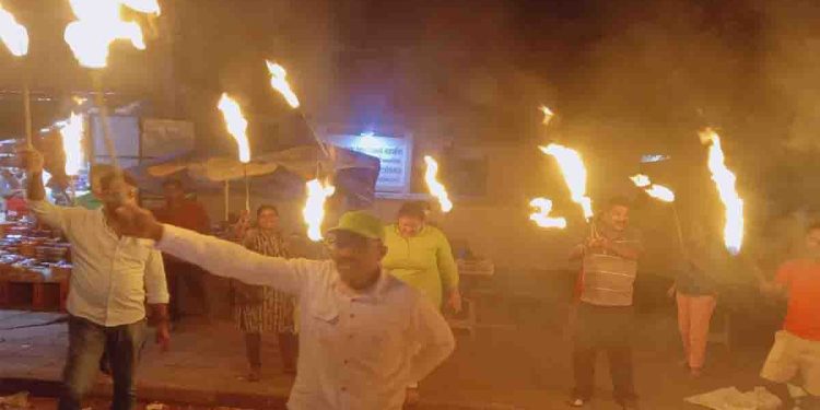 Mujibur Colombo Central – Hasit Kadawata – Sarath Seruvila – J.C. Mawathagama- Ajith Kalutara – Gayan Kesbawa! The wave of SJB torches protests against the electricity bill all over the country at the same time!