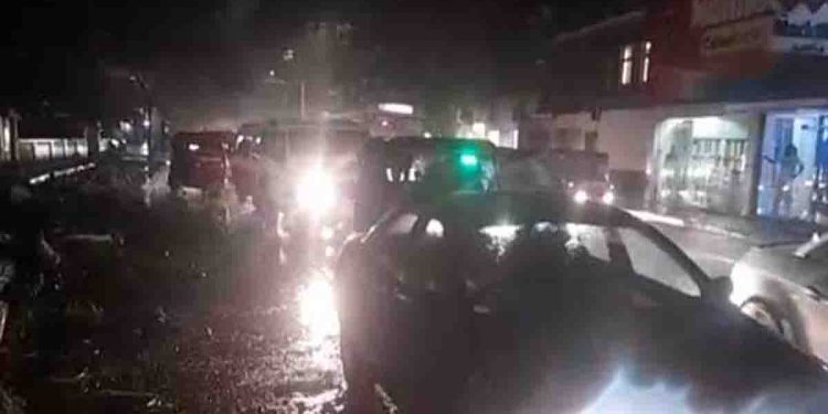 Another tree falls on 3 vehicles on Duplication Road!  I Sri Lanka Latest News
