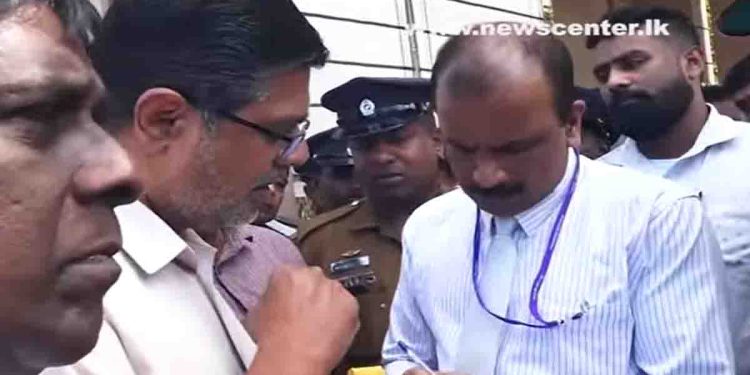 Mujibur goes to the Presidential Secretariat asking the President to abolish the Rajapaksa’s civic rights! Presents a memorandum! VIDEO I Sri Lanka Latest News