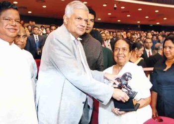 “Unprecedented Moment at Presidential Film Awards: President’s Surprise Gesture as Nanda Malini Receives Award, Echoing ‘Doi Doi Doiya Baba’!”VIDEO I Sri Lanka Latest News