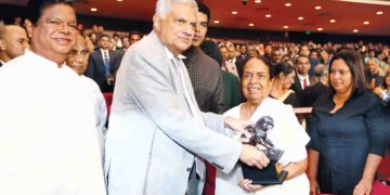 “Unprecedented Moment at Presidential Film Awards: President’s Surprise Gesture as Nanda Malini Receives Award, Echoing ‘Doi Doi Doiya Baba’!”VIDEO I Sri Lanka Latest News