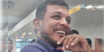 An act of rare honesty in a dishonest milieu: an individual returned 50 lakhs he picked up on the ground! Sri Lanka Latest News