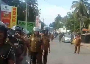 A protest march against electricity bill heading towards Colombo from Divulapitiya: Heavy Police presence seen along the road I Sri Lanka Latest News