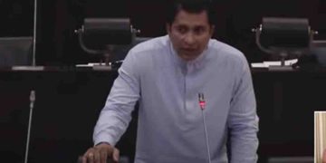 Roshan, who lost his ministry after a controversial revelation, stands up to speak in Parliament today amidst disruption! Speaker, I am not in the opposition but in the government! Roshan says! VIDEO I Sri Lanka Latest News