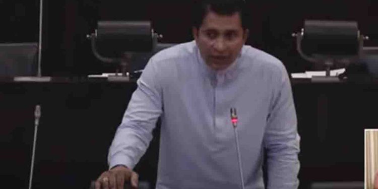 Roshan, who lost his ministry after a controversial revelation, stands up to speak in Parliament today amidst disruption! Speaker, I am not in the opposition but in the government! Roshan says! VIDEO I Sri Lanka Latest News