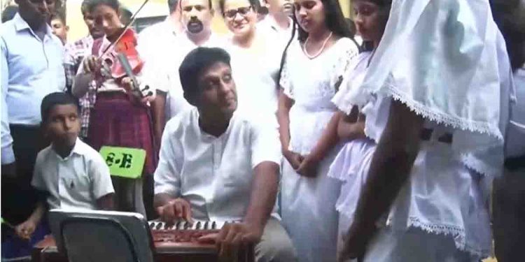 The opposition leader who distributed gifts to the children of Matale sang ‘Bahung Sahassa’ with the children! while playing Serpina…! VIDEO I Sri Lanka Latest News