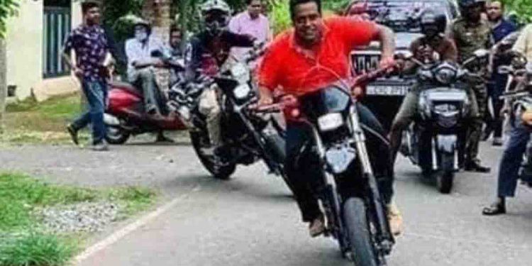 State minister Sanath Nishantha, who forcibly snatched the files of the opposition leader, was banned from parliament for two weeks! VIDEO I Sri Lanka Latest News