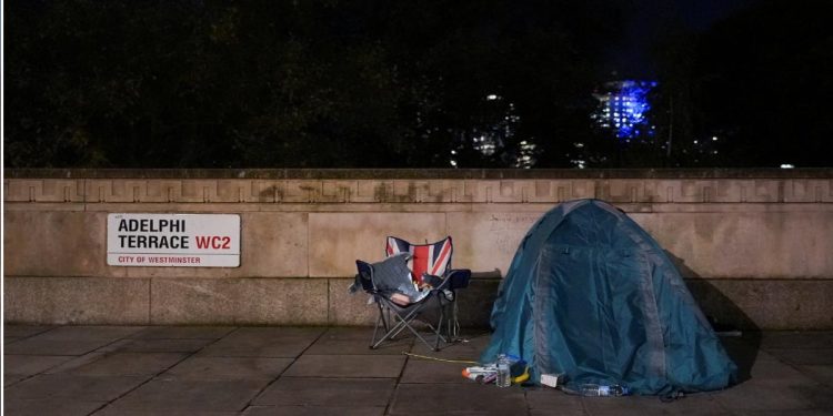Homelessness on the Rise in UK as Poverty Bites I Sri Lanka Latest News