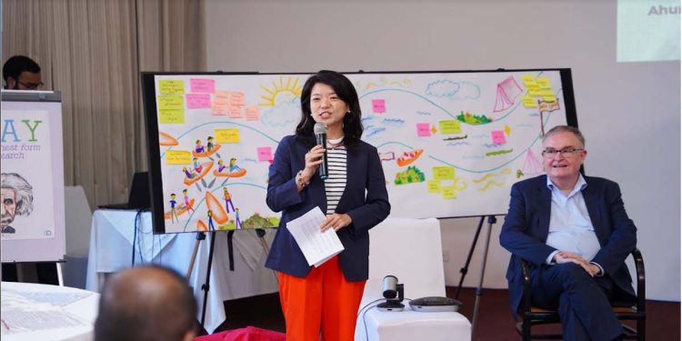 Steering Senior Public Sector Officials Towards Innovative Thinking