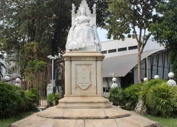 The statue of queen Victoria removed from the President house placed at the art gallery now taken to the victoria dam site I Sri Lanka Latest News