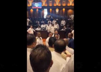 Chaos Erupts in Parliament as Opposition Leader Sajith Proposes Resolution Condemning Rajapaksas; Physical Altercation Escalates, Speaker Suspends Session! VIDEO I Sri Lanka Latest News
