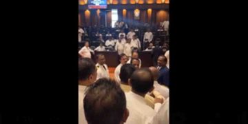 Chaos Erupts in Parliament as Opposition Leader Sajith Proposes Resolution Condemning Rajapaksas; Physical Altercation Escalates, Speaker Suspends Session! VIDEO I Sri Lanka Latest News
