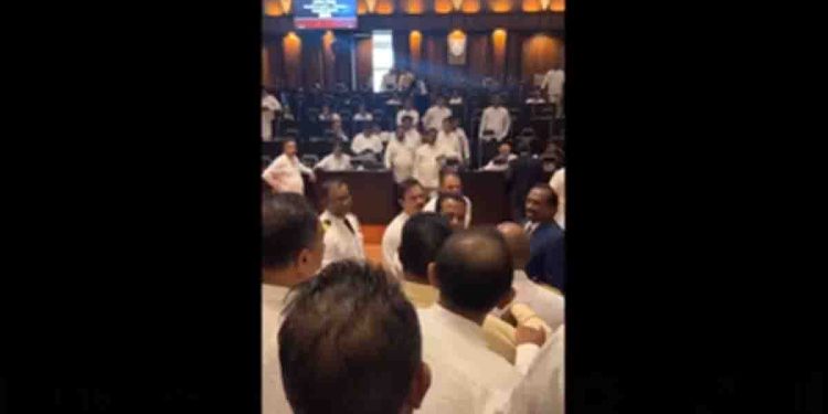 Chaos Erupts in Parliament as Opposition Leader Sajith Proposes Resolution Condemning Rajapaksas; Physical Altercation Escalates, Speaker Suspends Session! VIDEO I Sri Lanka Latest News