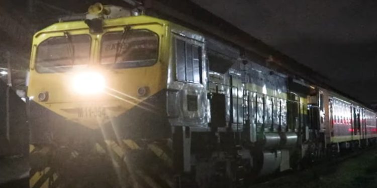 The night mail train in Kondavil was stoned.! Sri Lanka Latest News