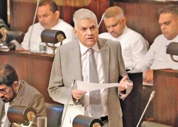 Dwellers of flats in Colombo converge to the housing authority demanding deeds promised by Ranil in his budget speech! Allege receiving letters to pay 16 lakhs to own houses! VIDEO I Sri Lanka Latest News