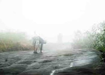 Heavy rain-much fog-darkness! 180 campus boys and girls who climbed Hantana get lost unable to find their way!  Police combing Hantana! I Sri Lanka Latest News