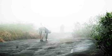Heavy rain-much fog-darkness! 180 campus boys and girls who climbed Hantana get lost unable to find their way!  Police combing Hantana! I Sri Lanka Latest News