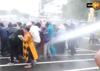 Women protested with Harini near the Parliament roundabout; attacked by the police! VIDEO I Sri Lanka Latest News
