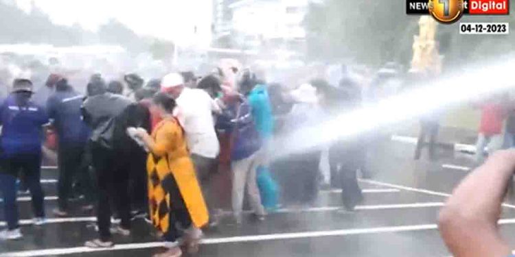 Women protested with Harini near the Parliament roundabout; attacked by the police! VIDEO I Sri Lanka Latest News