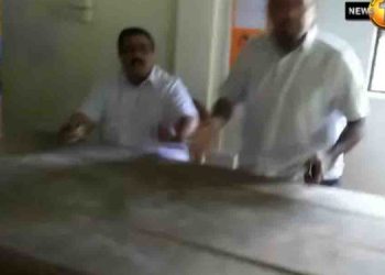 Villagers protested Chandrasena’s participation in a Navy-initiated water treatment project! Chandrasena rise to fight! got chased away! VIDEO I Sri Lanka Latest News