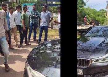 Kelani campus Students gave Dudley Sirisena a hard time when he came to deliver a lecture! The ‘Rice Mafia!’ Regardless of what the authorities said, students did not let him out of the vehicle! Dudley, who arrived in a BMW, had to return without getting out! Here is the video! VIDEO I Sri Lanka Latest News