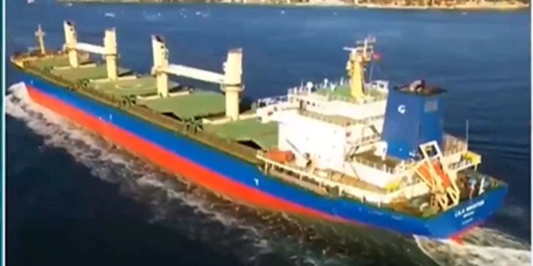 Indian naval warship INS Chennai reaches hijacked vessel near Somalia, issues warning to pirates  I Sri Lanka Latest News
