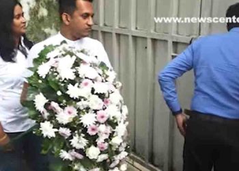 Keheliya’s daughter took the flower wreath placed in front of the house and goes to the police! The police are investigating! Sri Lanka Latest News