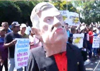 While the debate over controlling Facebook is taking place in parliament, there are protests against the online act amid court orders! VIDEO Sri Lanka Latest News