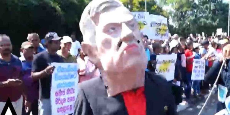 While the debate over controlling Facebook is taking place in parliament, there are protests against the online act amid court orders! VIDEO Sri Lanka Latest News