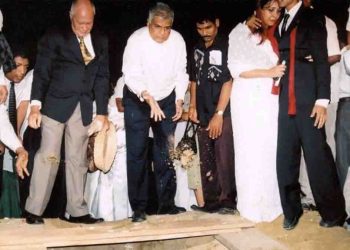 Historical Image: Former Opposition Leader Ranil Pays Homage at Lasanta’s Grave;15th Anniversary of Assassination – Lingering Mystery Surrounds Lasantha’s Unsolved Case, No Commission or Leads, Yet President Initiates Committee to Investigate Century-Old Henry Pedris Murder. Sri Lanka Latest News”