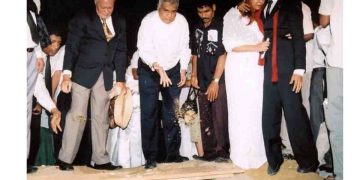 Historical Image: Former Opposition Leader Ranil Pays Homage at Lasanta’s Grave;15th Anniversary of Assassination – Lingering Mystery Surrounds Lasantha’s Unsolved Case, No Commission or Leads, Yet President Initiates Committee to Investigate Century-Old Henry Pedris Murder. Sri Lanka Latest News”