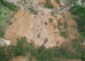 A severe landslide on the main highway of Badulla Haliela! The road is completely covered with soil! Alternative routes and transportation facilities for Advanced Level students to go to the exam! VIDEO I Sri Lanka Latest News