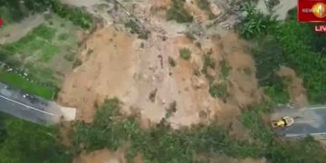 A severe landslide on the main highway of Badulla Haliela! The road is completely covered with soil! Alternative routes and transportation facilities for Advanced Level students to go to the exam! VIDEO I Sri Lanka Latest News